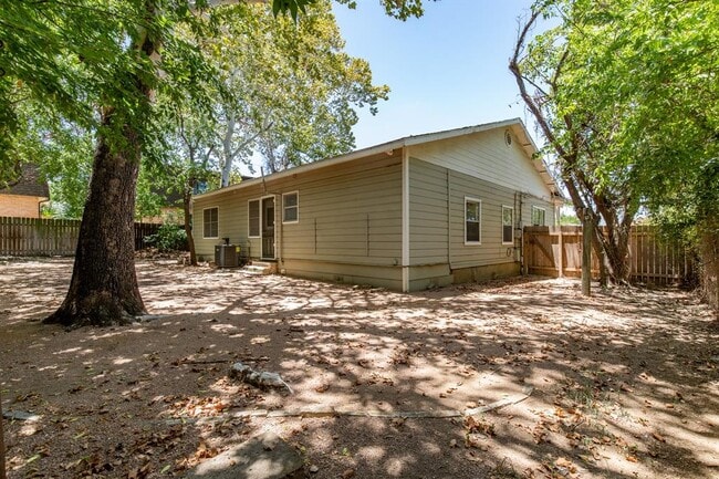 Building Photo - 5515 Roosevelt Ave