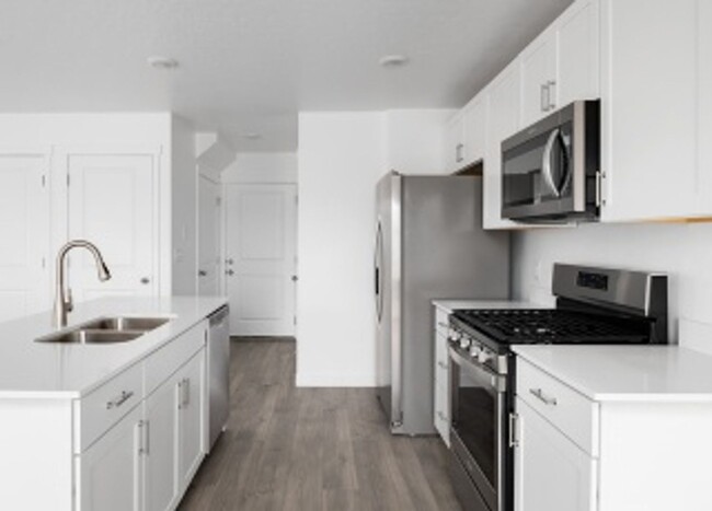 Building Photo - Like New 3 Bd 2.5 Bath Townhome