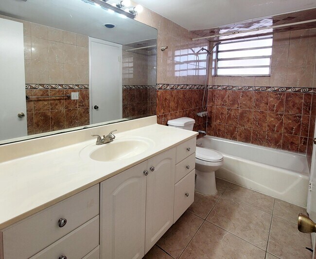Building Photo - 1333 E Hallandale Beach Blvd