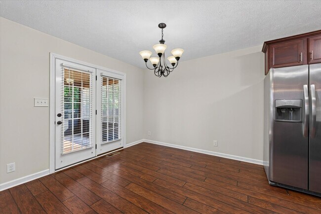 Building Photo - 566 Falkland Cir
