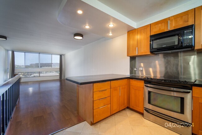 Building Photo - Clean 1BR/1BA/1PKG in Ala Wai Plaza Skyrise.