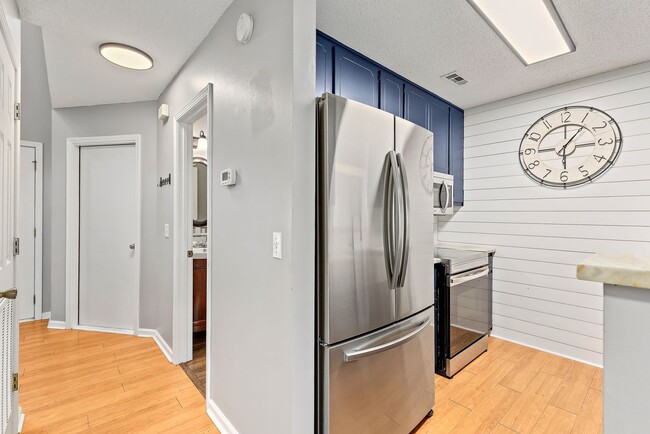 Building Photo - Available NOW-105 Pineridge Drive