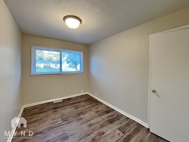 Building Photo - 3102 Elmhurst Dr