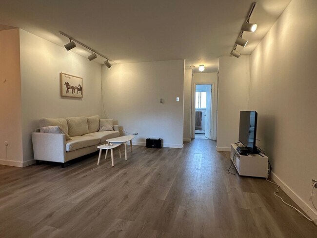 Building Photo - One Bedroom Apartment Near CU Available Now!