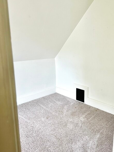 Building Photo - 27 Reed St