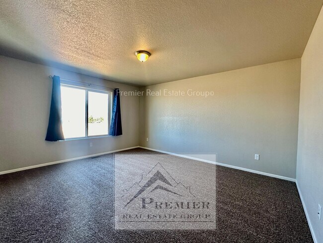 Building Photo - 3864 Saguaro Cir