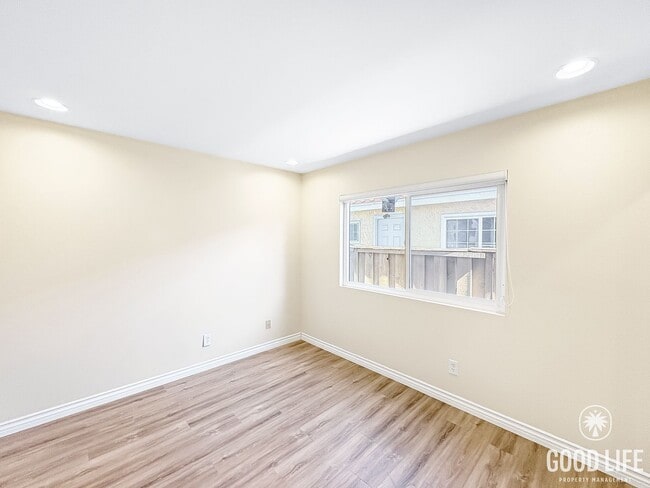 Building Photo - Modern Living Meets Prime Location in Sorr...