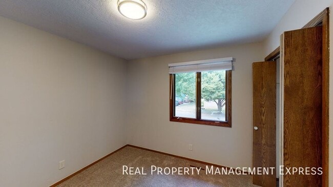 Building Photo - 3 Bed 3 Bath Home in Sioux Falls!