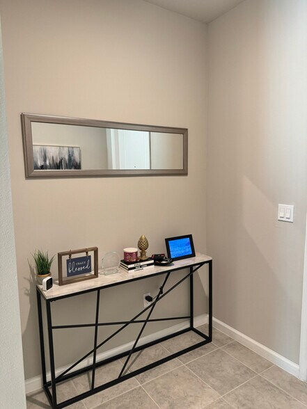 Building Photo - 5649 Mentmore Dr