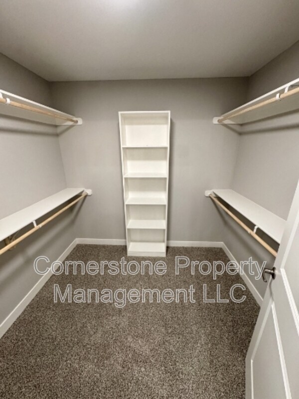 Building Photo - 8365 Valley Spring Dr