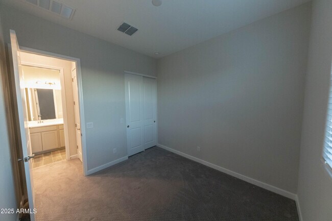 Building Photo - 3033 N 37th Wy