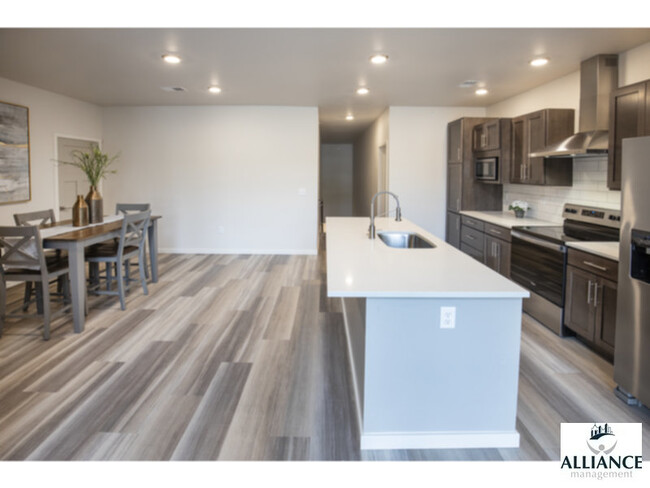 Building Photo - Howard Lofts - 3 bedroom with lofted 3rd b...
