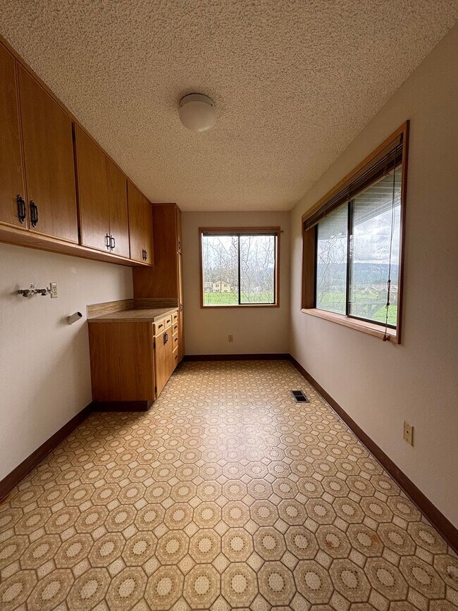 Building Photo - Perfect Home for Entertaining in Newberg - Showings Start 4/20/26