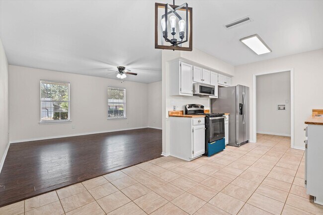 Building Photo - 165 Montclair Loop