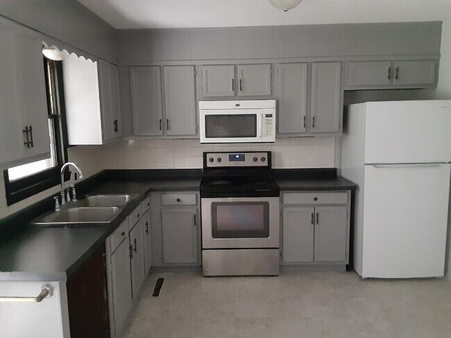 Building Photo - 2813 Brookview Ave