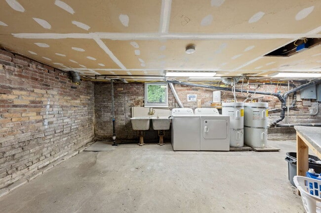Building Photo - 2 Bedroom 2 Bathroom on College Street!