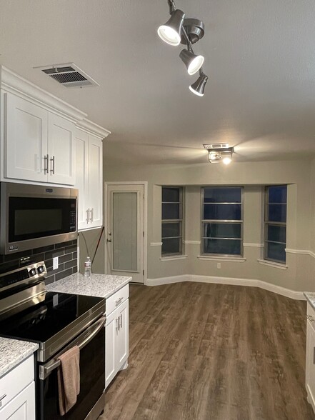 Kitchen/Dining Area - 4609 Cripple Creek Rd