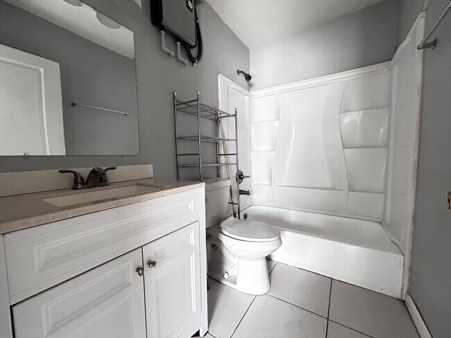 Building Photo - Steal of a Deal! 3/1 on Eastside under $1k...