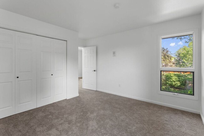 Building Photo - 4 Bedroom, 2.5 Bathroom in Lakeside Terrac...