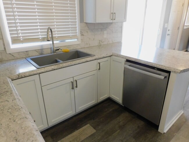 Building Photo - Rare find!