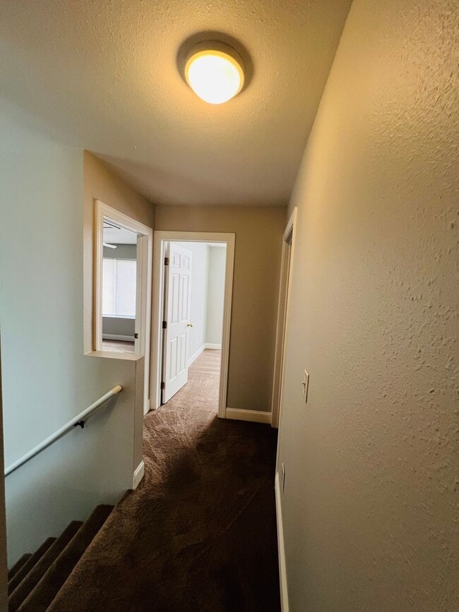 Building Photo - RENOVATED 4 bed 3.5 bath Duplex - Availabl...