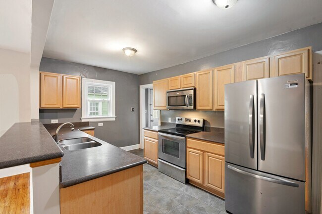Building Photo - 713 W Knox St