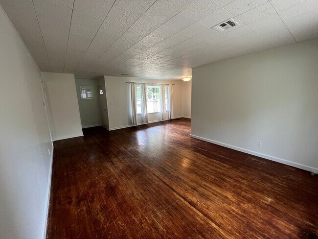 Building Photo - AVAILABLE FOR IMMEDIATE MOVE IN! WALK TO RIVERSIDE PARKS!!!