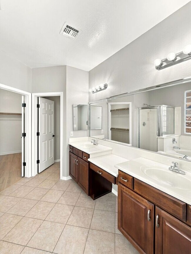 Building Photo - Gilbert 5-Bedroom Home with Pool, Loft & Primary Suite Downstairs – Minutes from Gilbert Regional...