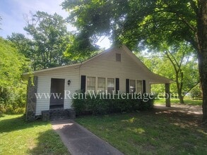 Building Photo - ENJOY THE PRESTIGE OF THIS CHARMING HOME I...