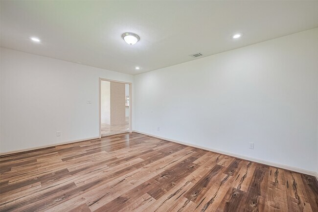 Building Photo - 982 W Donovan St