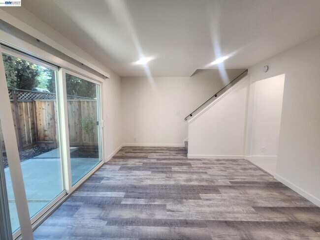 Building Photo - 749 Palomino Dr