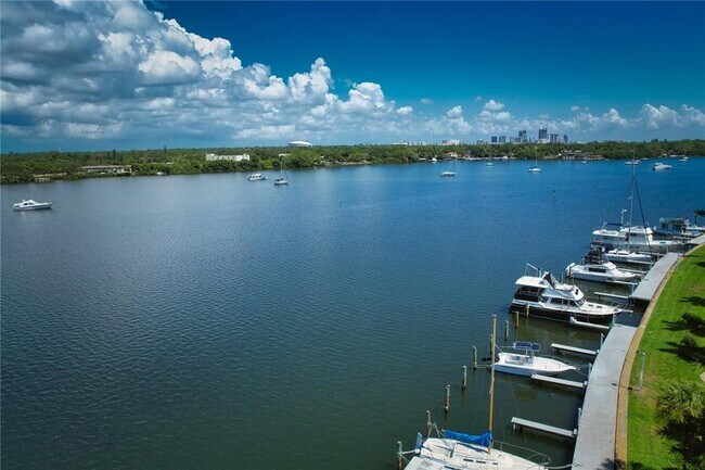 Building Photo - 102 Pompano Dr SE