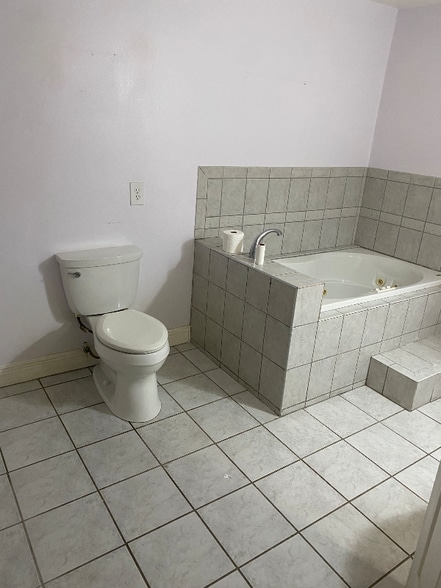 Building Photo - 6216 Mandeville St