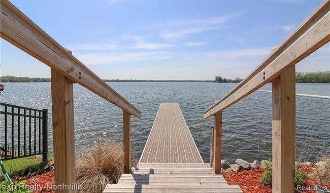 Building Photo - 212 S Pontiac Trail