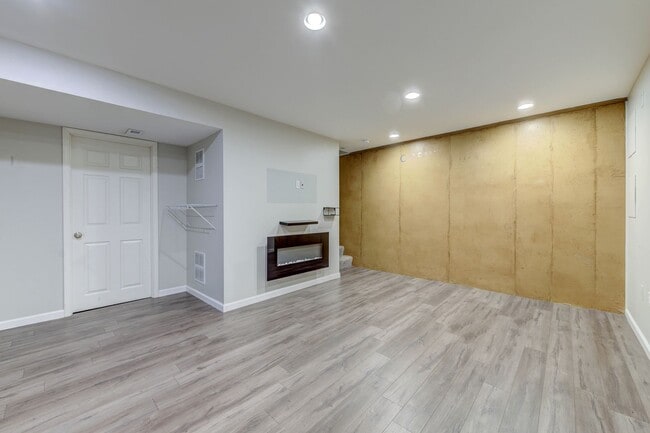 Building Photo - Gorgeous Updated 3 Bed 2.5 Bath Home w/2 C...