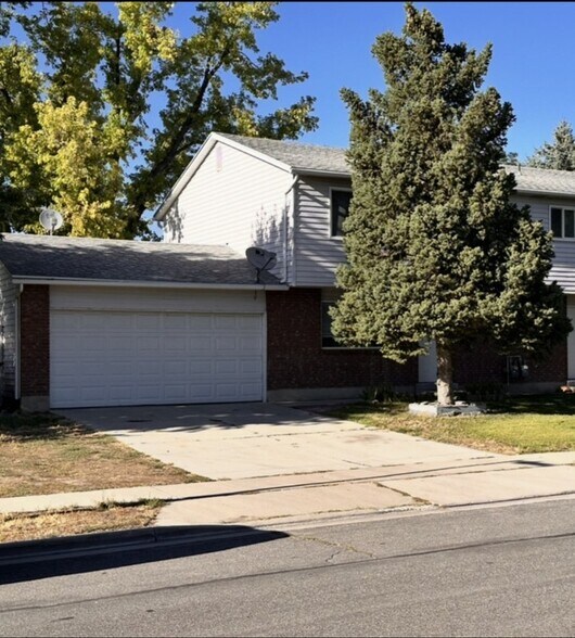 Building Photo - 615 E Carmel Dr