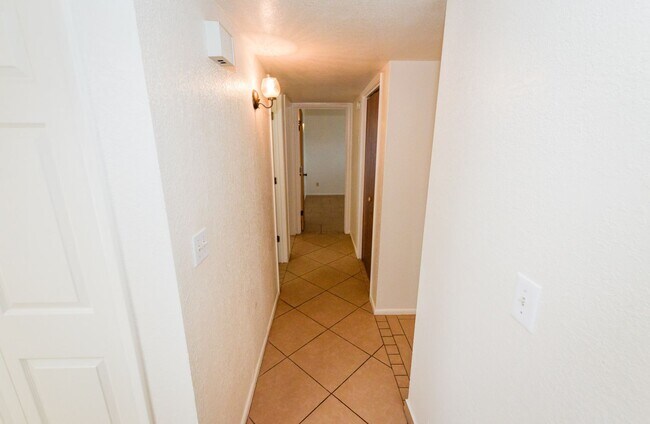 Building Photo - Charming Cul De Sac Home with Fireplace, Central A/C & Garage!
