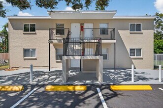 Building Photo - Spacious 2 bed apartment with fenced courtyard, parking, payment plans available for security dep...