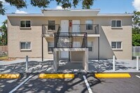 Building Photo - Updated 2 bedroom St. Pete Apartment with ...
