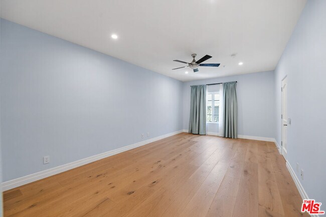 Building Photo - 851 N San Vicente Blvd