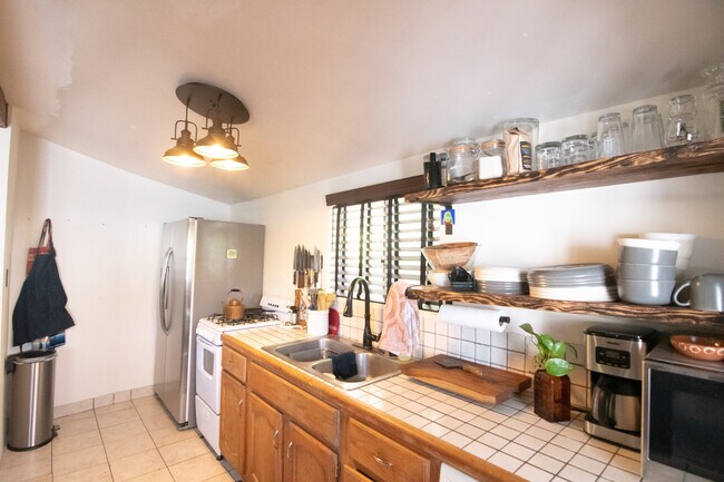 Building Photo - 820 S 5th St