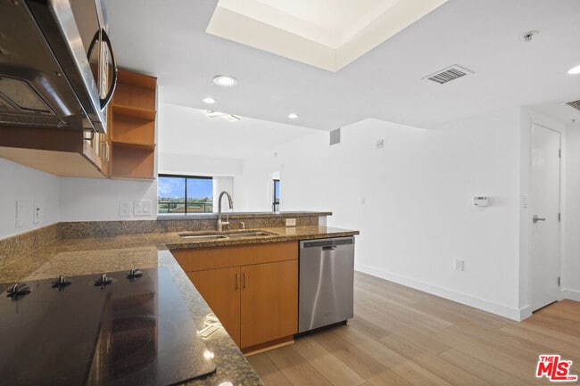 Building Photo - 13700 Marina Pointe Dr