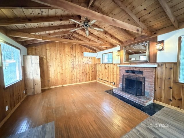 Building Photo - Large Studio Unit in Town w/ Fireplace and...