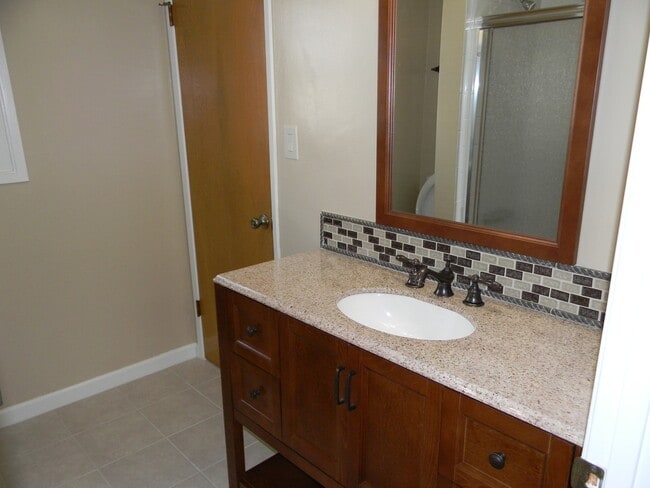 Building Photo - 1104 E Everett Pl