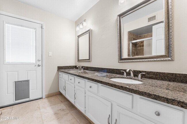 Building Photo - 8624 N Timberlane Dr