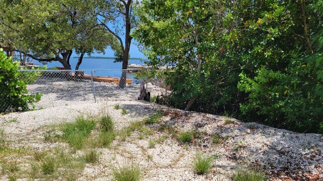 Building Photo - Centrally-Located 2-Bed/2-Bath Home, full ...