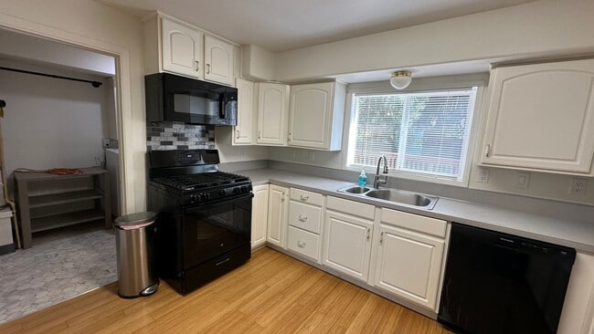Building Photo - 4bd 2 bath Home in Westmoreland, Portland:...