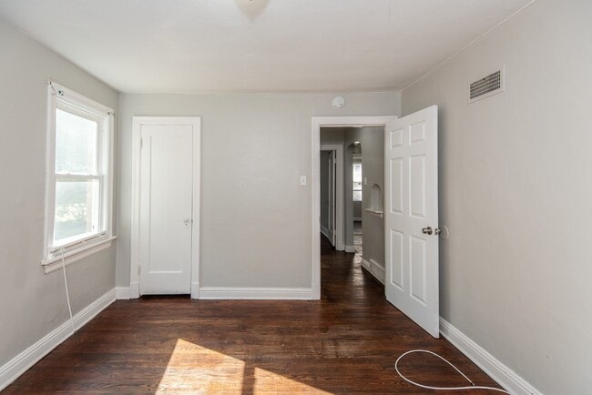 Building Photo - 320 Henquin Dr