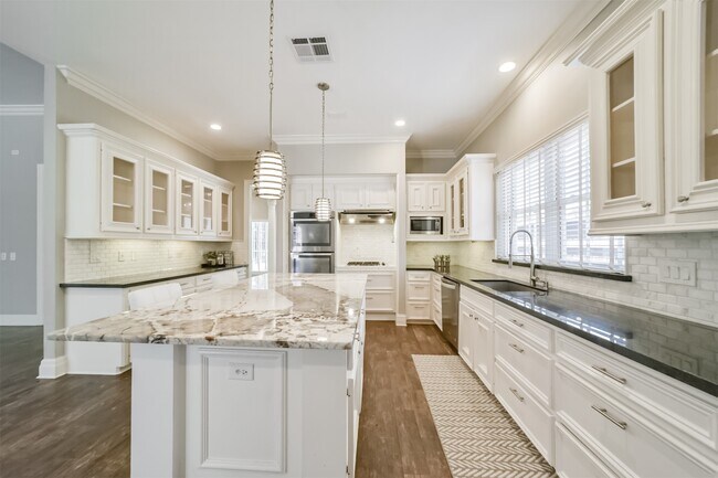 Building Photo - 9660 Fairdale Ln