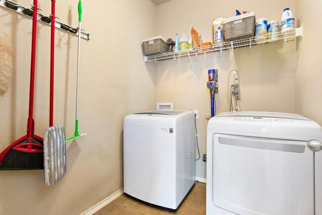 Building Photo - Open Floorpan is Move in Ready just for yo...